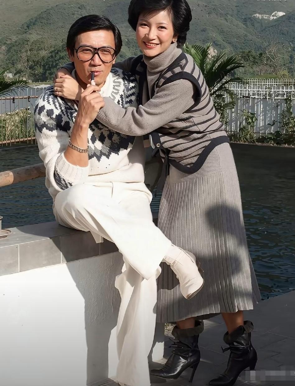 70年代，谢贤与狄波拉新婚时在海景别墅庭院留下罕见合影。当时谢贤43岁，狄波拉2