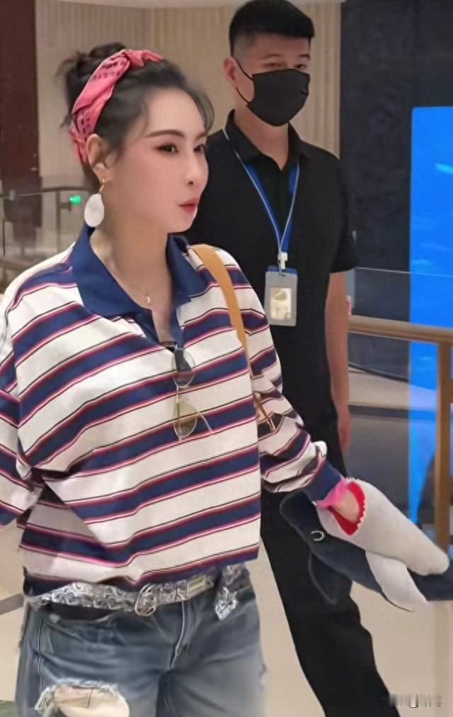 46岁张柏芝酒店被路人抓拍！条纹衫搭配破洞牛仔，活力感直接拉满
