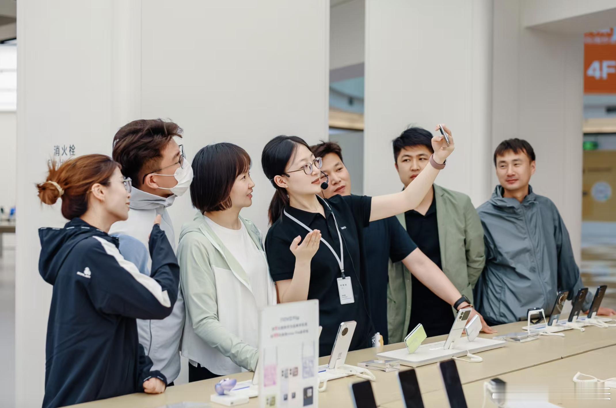 nova14开售华为门店被挤爆了人人人人nova14人人人人 华为的产品历来不缺