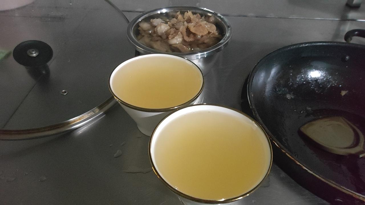 我在熬猪油呢！猪油炒青菜很好吃[呲牙]。
现在的炒菜就是下猪油爆热，下菜，翻炒，