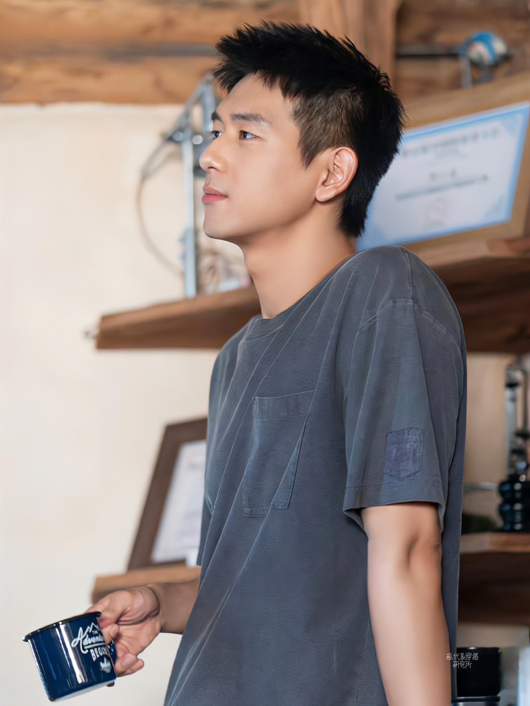 随手一拍李现没有一帧是废片 什么叫天生镜头感？看他站那就知道。没有废片，只有不断