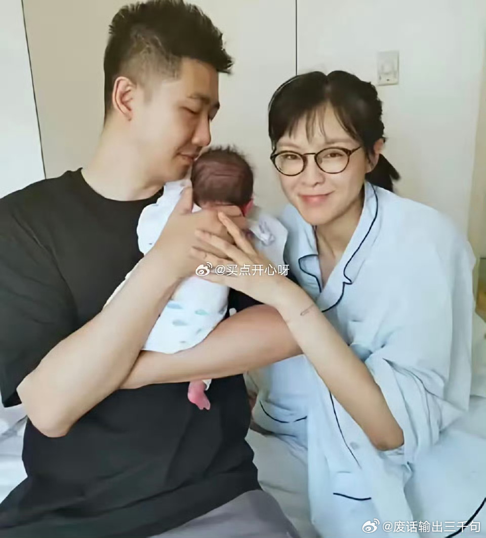 李艾回应40岁高龄产子女人还是太伟大了大家把生育的压力给到女性总希望女性越早越好