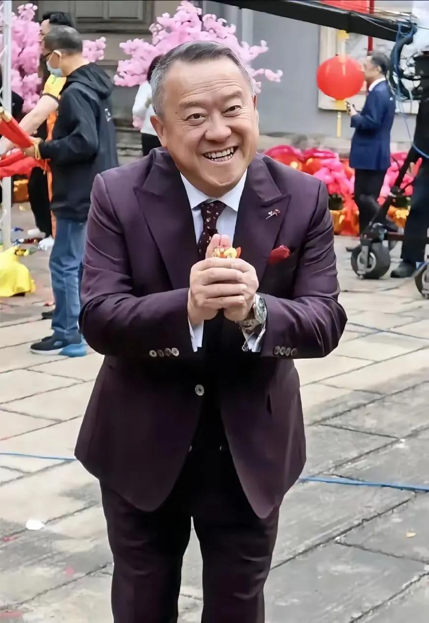 最近他因三只羊和月饼事件，
火爆全网，大家会怎么评价他呢❓
#曾志伟# #小杨哥