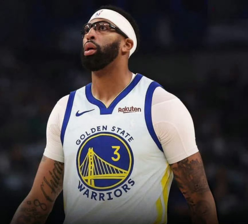 据美记海耶斯透露，安东尼戴维斯预计将在交易截止日前被交易。根据此前消息，独行侠一