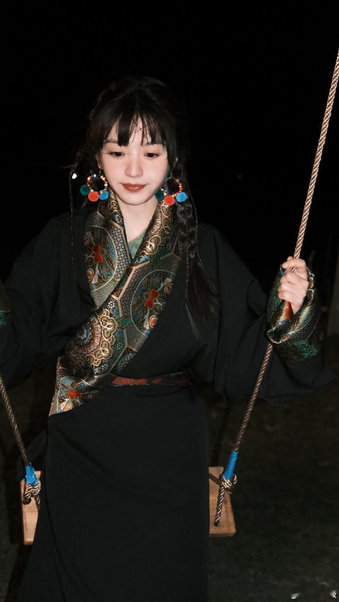 田曦薇穿藏袍对我的眼睛很好[相爱]“我出不了神山 你带一支格桑花走吧” 心系世人