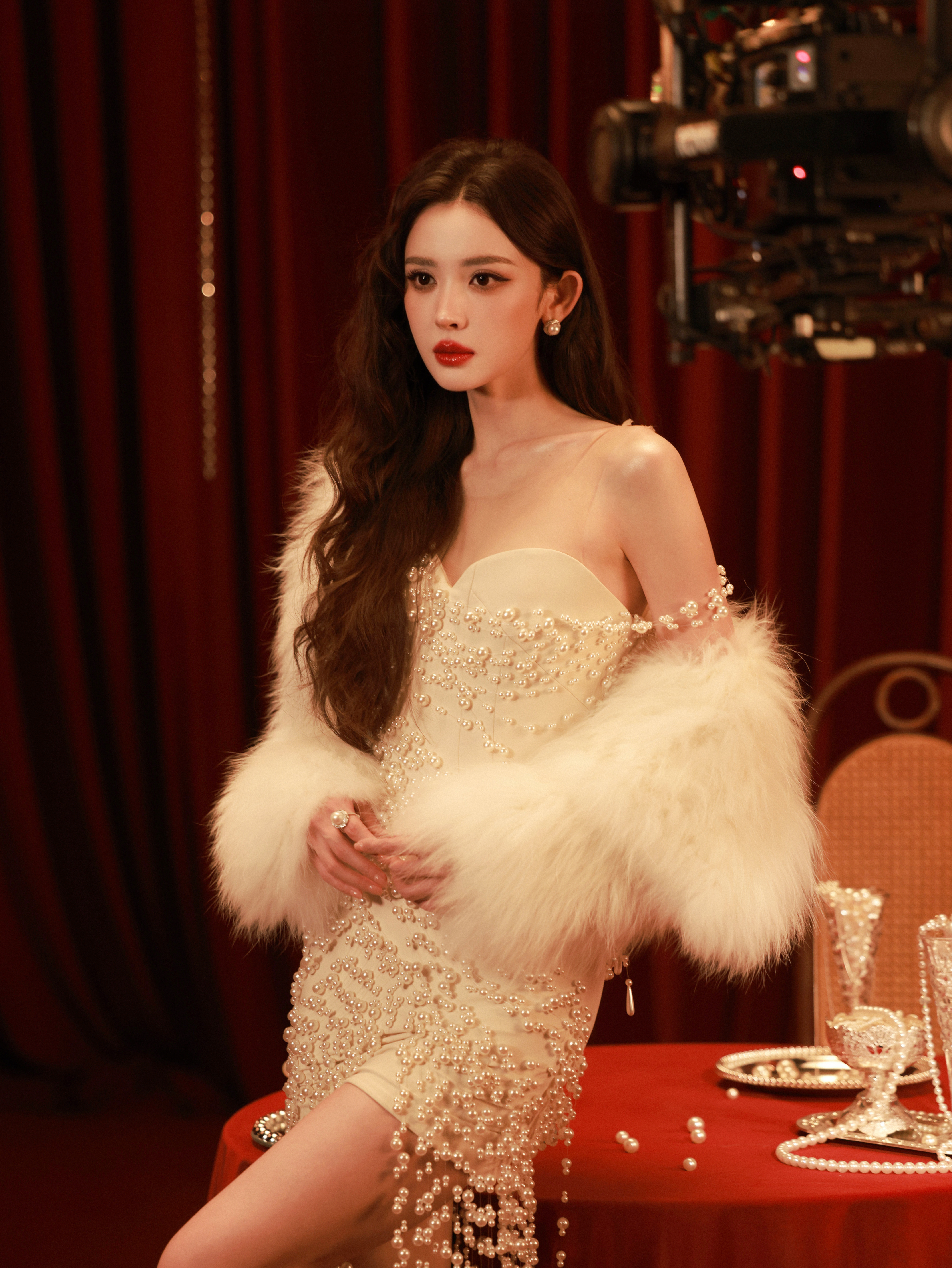 👠古力娜扎怎么能这么美呢娜扎把1000颗珍珠穿身上天猫秋冬上新解锁百变娜扎