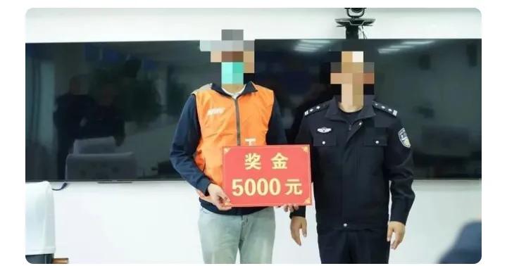 深夜接单遇到主动加价的乘客，
千万不要
只盯着眼前的额外收入

人心叵测之下，多