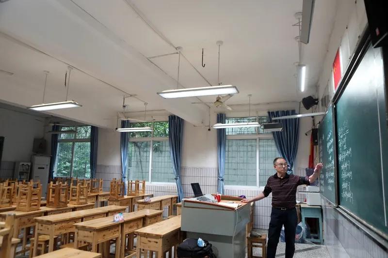 说到中小学校里后勤人员不上课的时候，有网友说，别再说教学一线的老师们很怜很累有多
