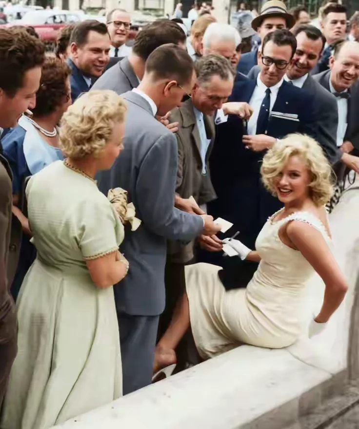 在纽约被仰慕者包围的玛丽莲•梦露，1957年 ​​​。