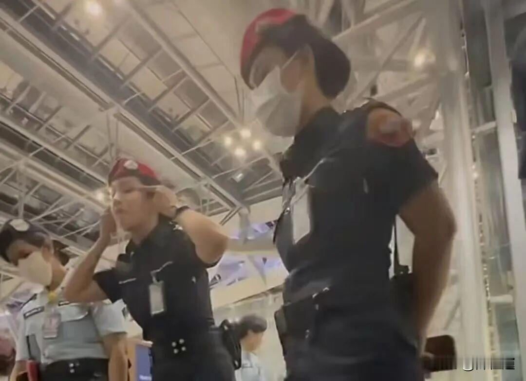 泰航22名中国乘客遭集体拒载，安保当众做出拉眼角歧视手势，事件完整始末+深层争议