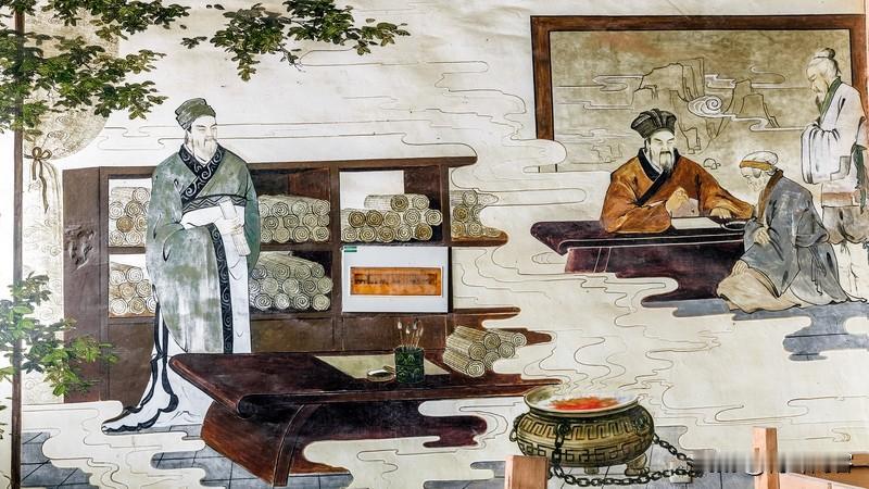 冬至吃饺子这习俗，跟医圣张仲景大有渊源。东汉末年，瘟疫肆虐，冬天格外冷。张仲景辞