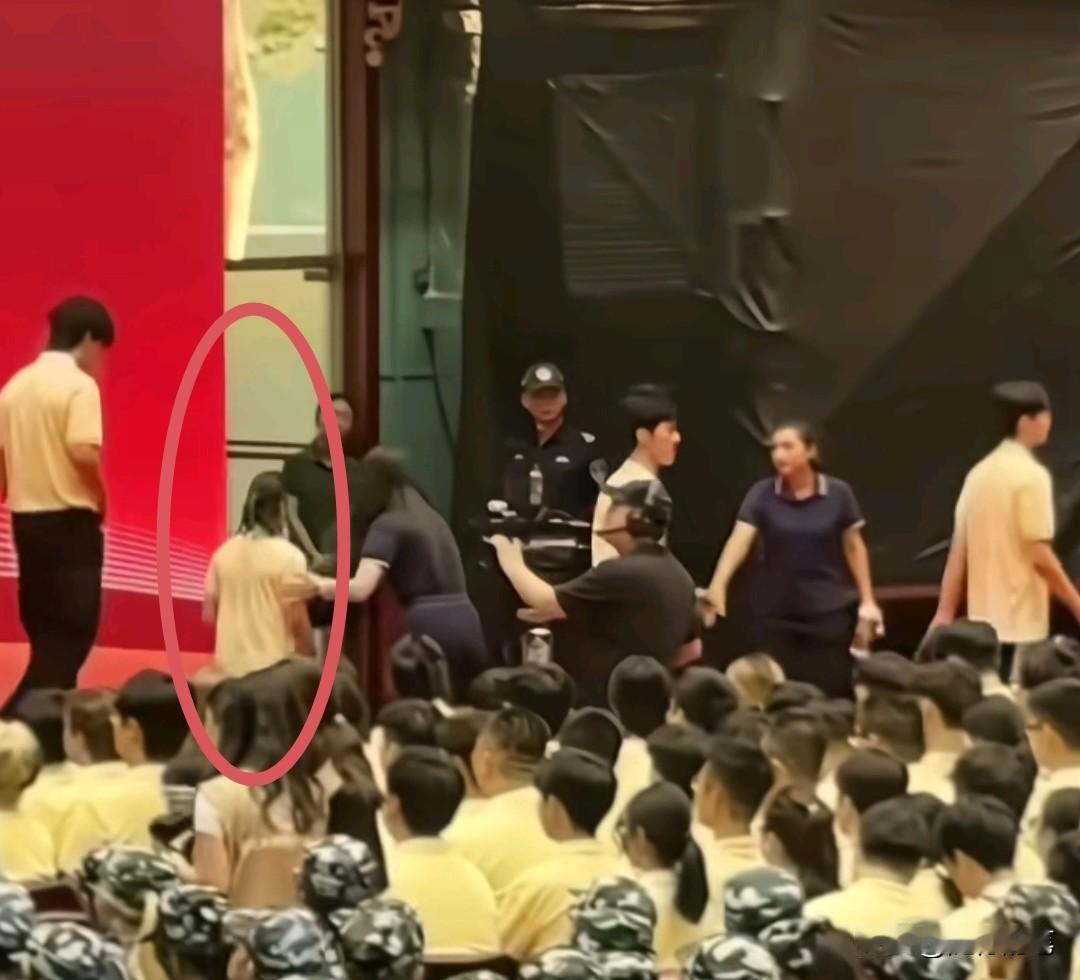 看来出席暨南大学的开学典礼都是抽时间来的。

在开学典礼全红婵上台合影结束之后，