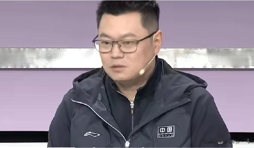 侯英超：我问向鹏我解说你的比赛也挺多，紧接着他就说侯哥你每次解说我的比赛我都回看