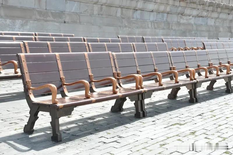 春日生活打卡季春天适合在长椅上虚度。看楼下的樱花落成地毯，风里开始有了新草的清香