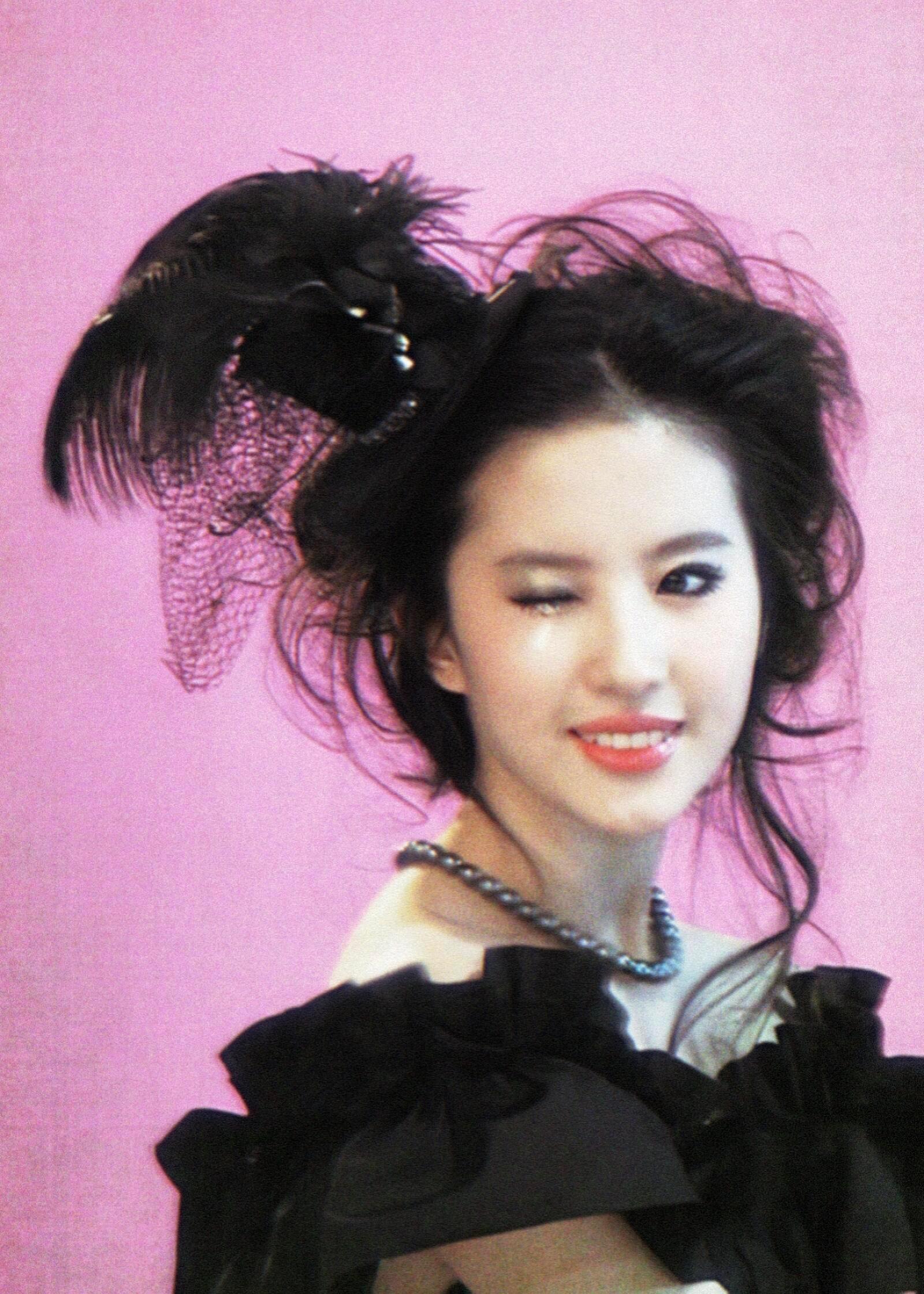 #刘亦菲[超话]# 小魔女菲酱🪄好大胆的造型，刘亦菲轻松驾驭[彩虹屁][彩虹屁