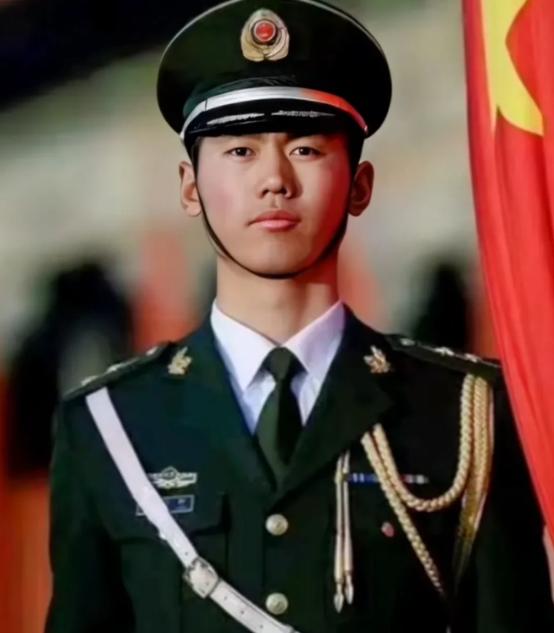 谁也没想到，曾经被称为“最美升旗手”的退役军人张自轩，竟然放弃了令人羡慕的“铁饭