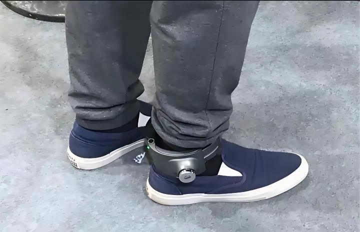 街上看到的一个人，很好奇！他脚上戴的这个是什么东东？有懂的吗？[what]