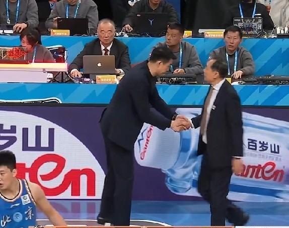 广厦98-95险胜北汽，王博赛后却没笑。
他只扔下一句：40分钟，一秒都不能松！