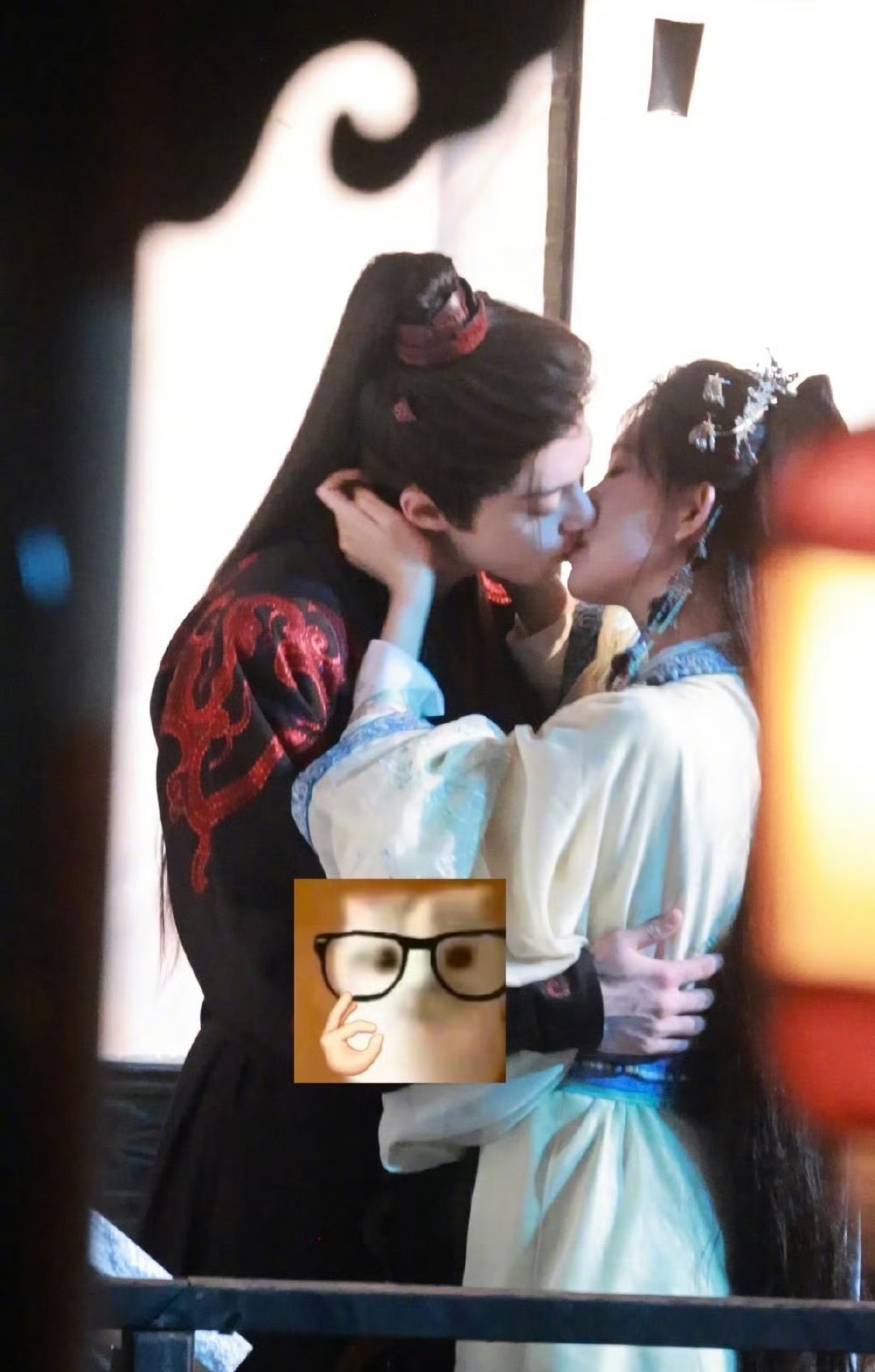王鹤棣孟子义将门独后的吻戏路透，温柔缱绻的吻戏，拍完看起来又很忙的两个人