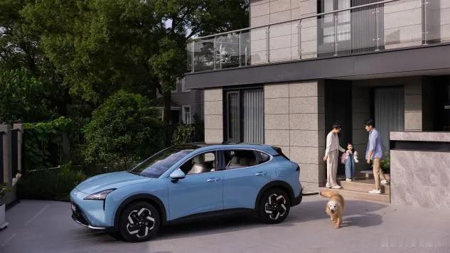 搭载2C快充，20分钟就可以补能300km！标配高阶智驾，还有双动力，肖央体验过