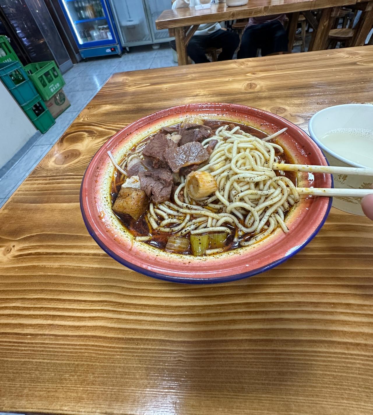 58岁的父亲每天给八岁的儿子喝一大杯蛋白粉，儿子却长得瘦小，我一直以为这位八岁的