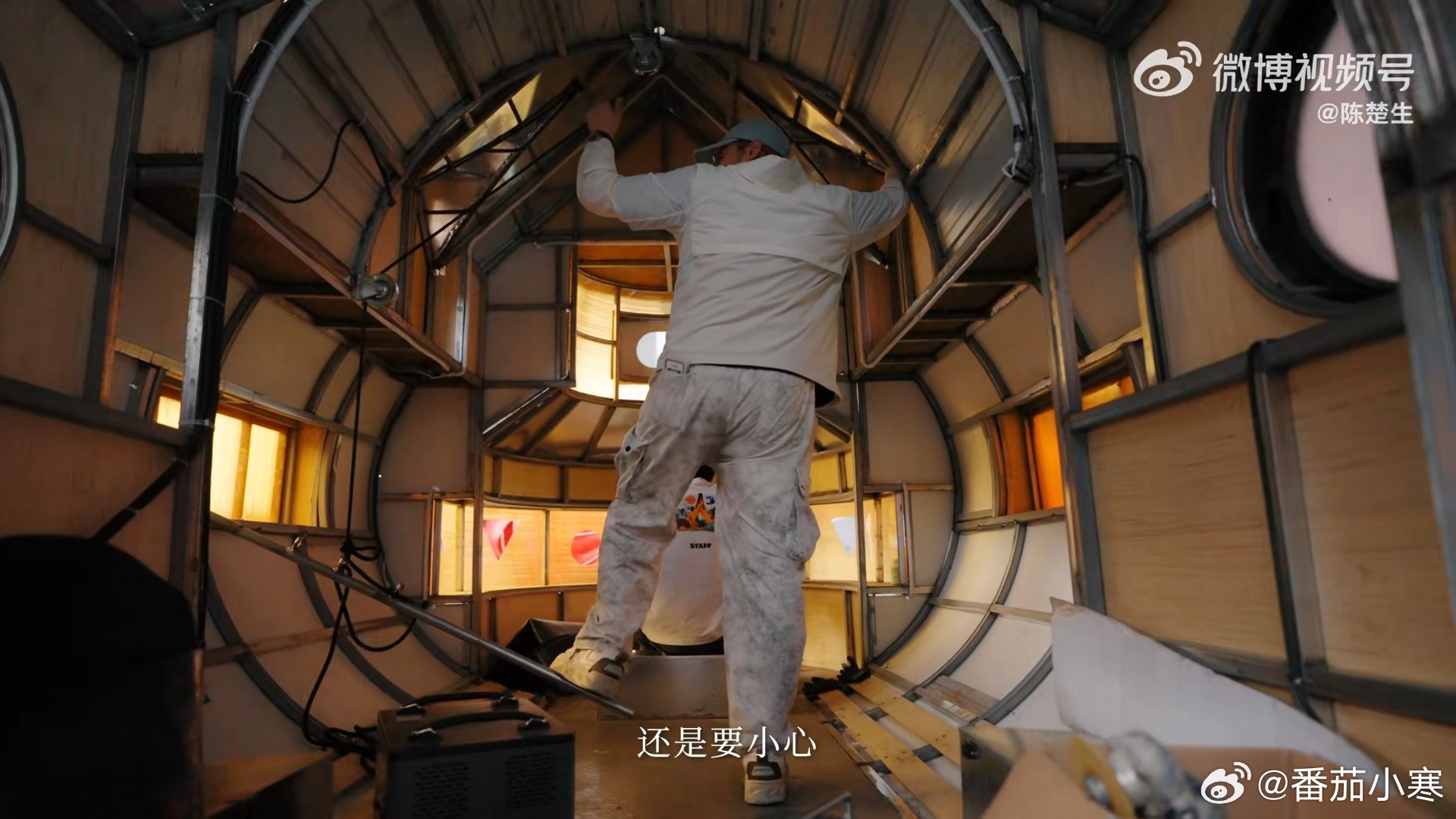 小翅膀竟然是人工踩动的。。 