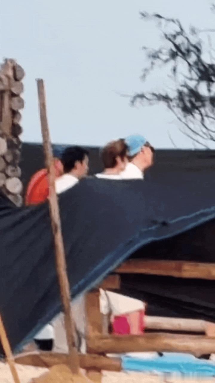 鹿晗好严格的后脑勺管理哈哈哈哈哈 鹿晗在五哈里又被拍到打理后脑勺，对自己的圆头造