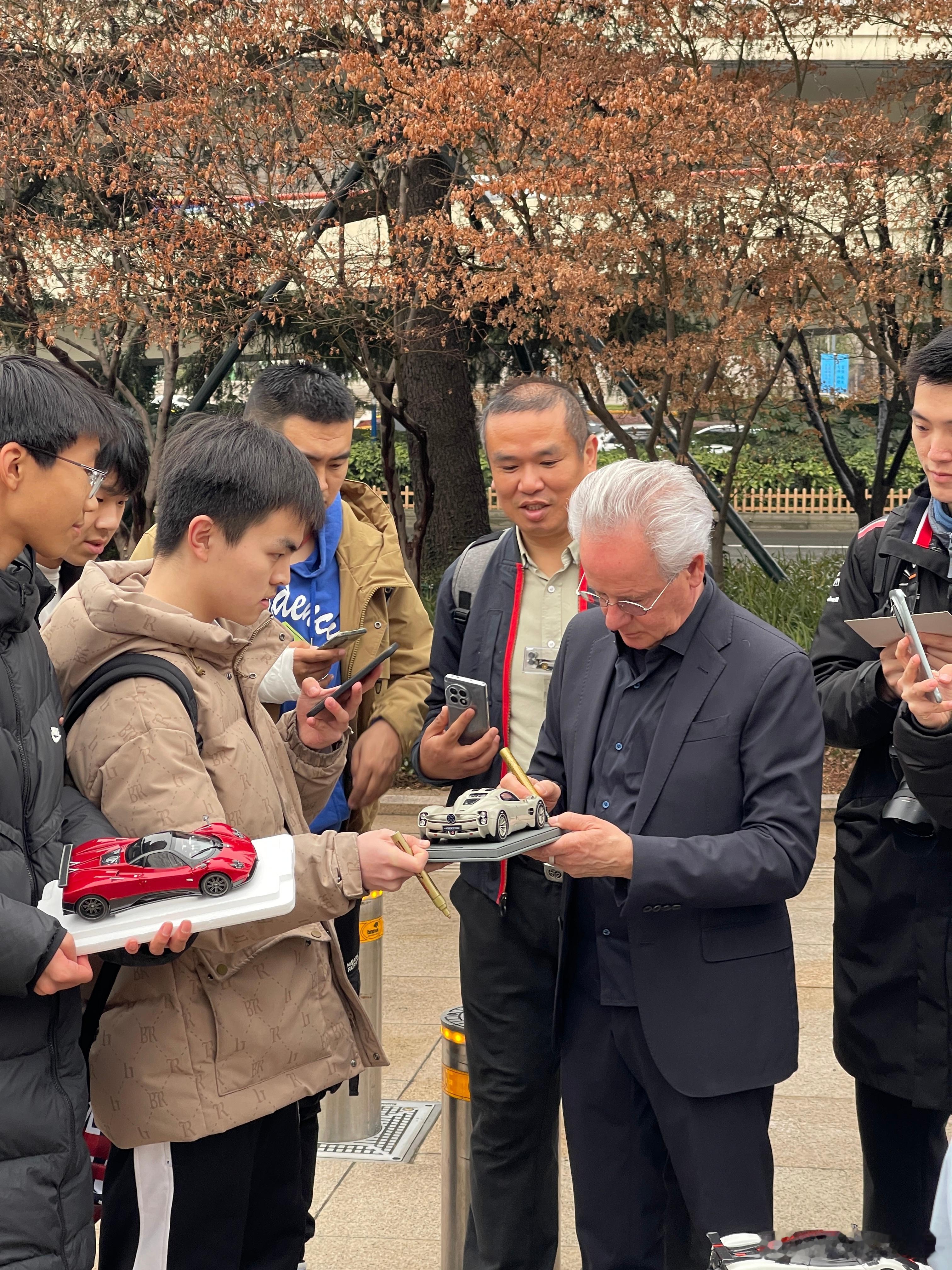 老爷子是真的亲民，在上海博物馆门口给粉丝们签名[爱你] ​​​