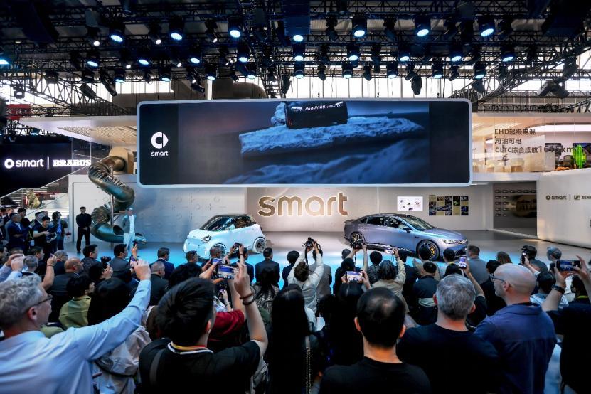 smart品牌以“天生爱不同”品牌主张及“非同小可，大有可玩”主题，携多款车型登