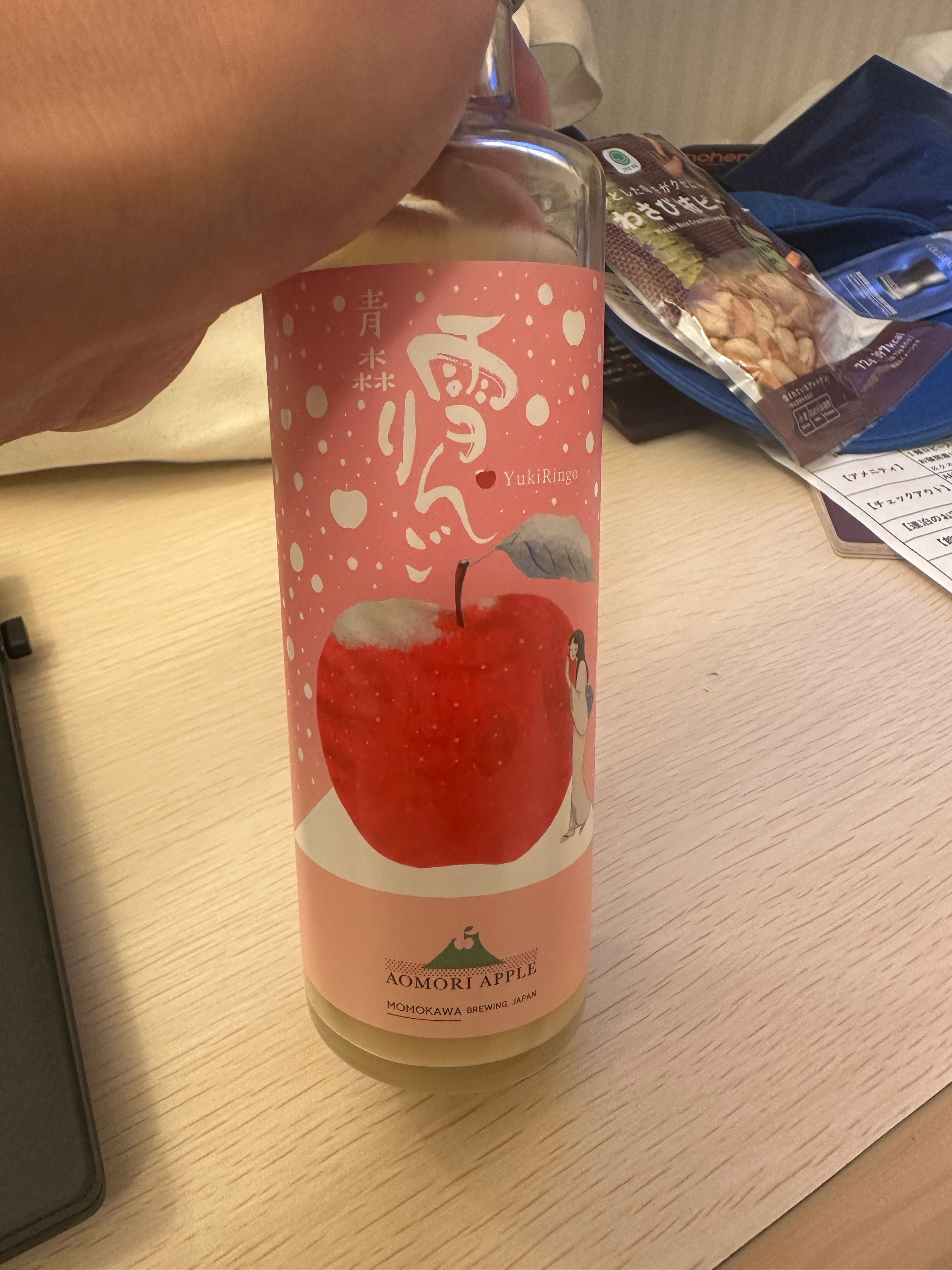 青森朋友送的，本来想喝点解渴睡觉的，万万没想到是有度数的