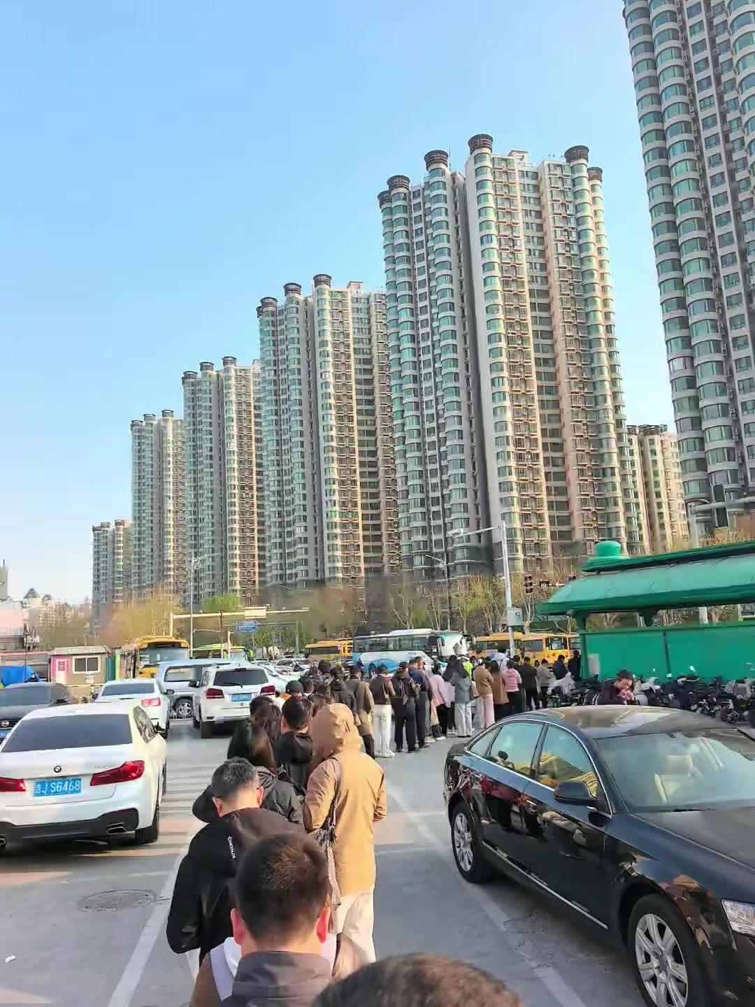 4月8日，燕郊街头，上班族排长队等待返京 打工族 燕郊通勤的上班族