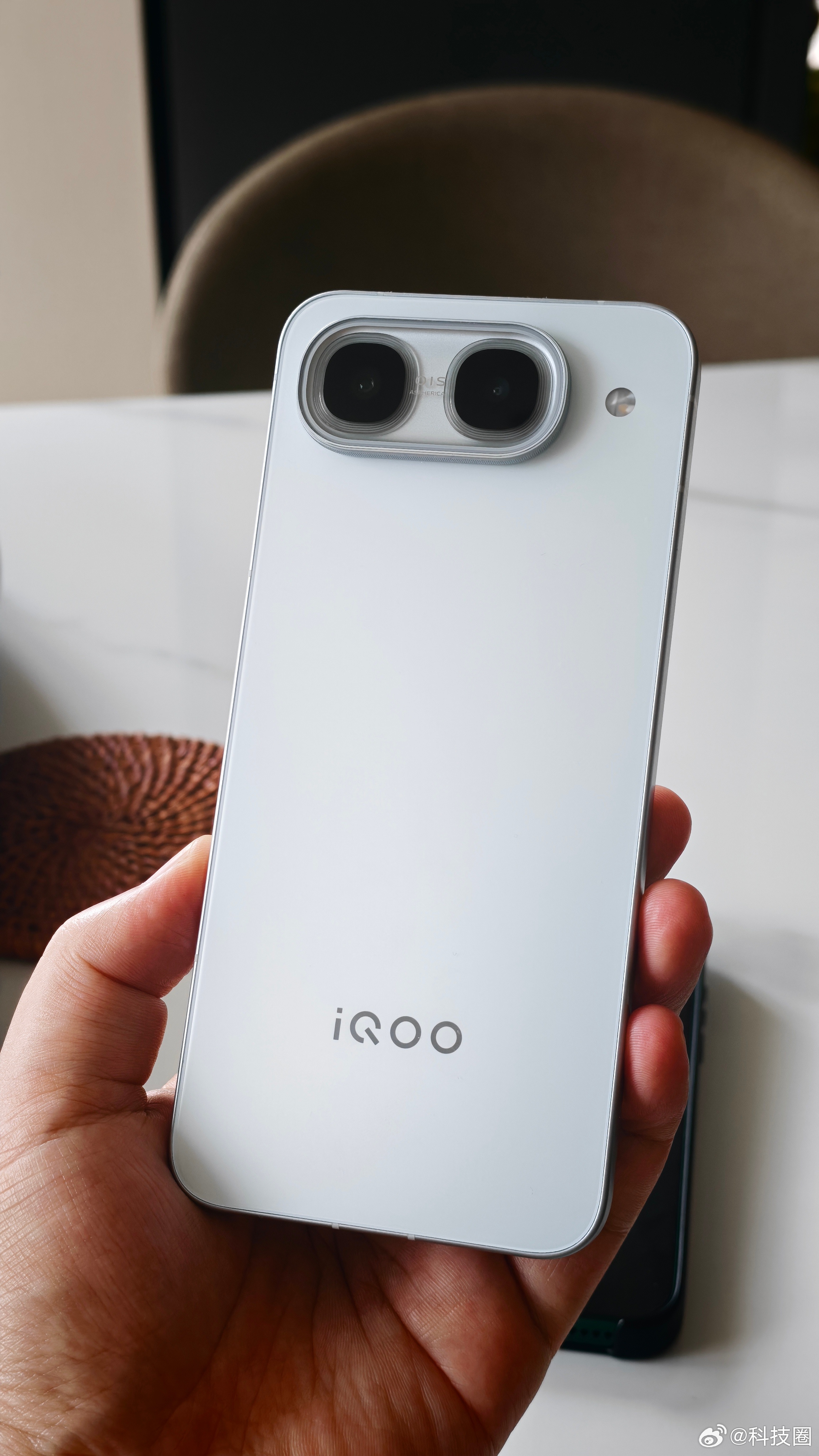 iQOO Neo11至尊版真机实拍，我看到这deco第一反应就是，电池肯定不小，