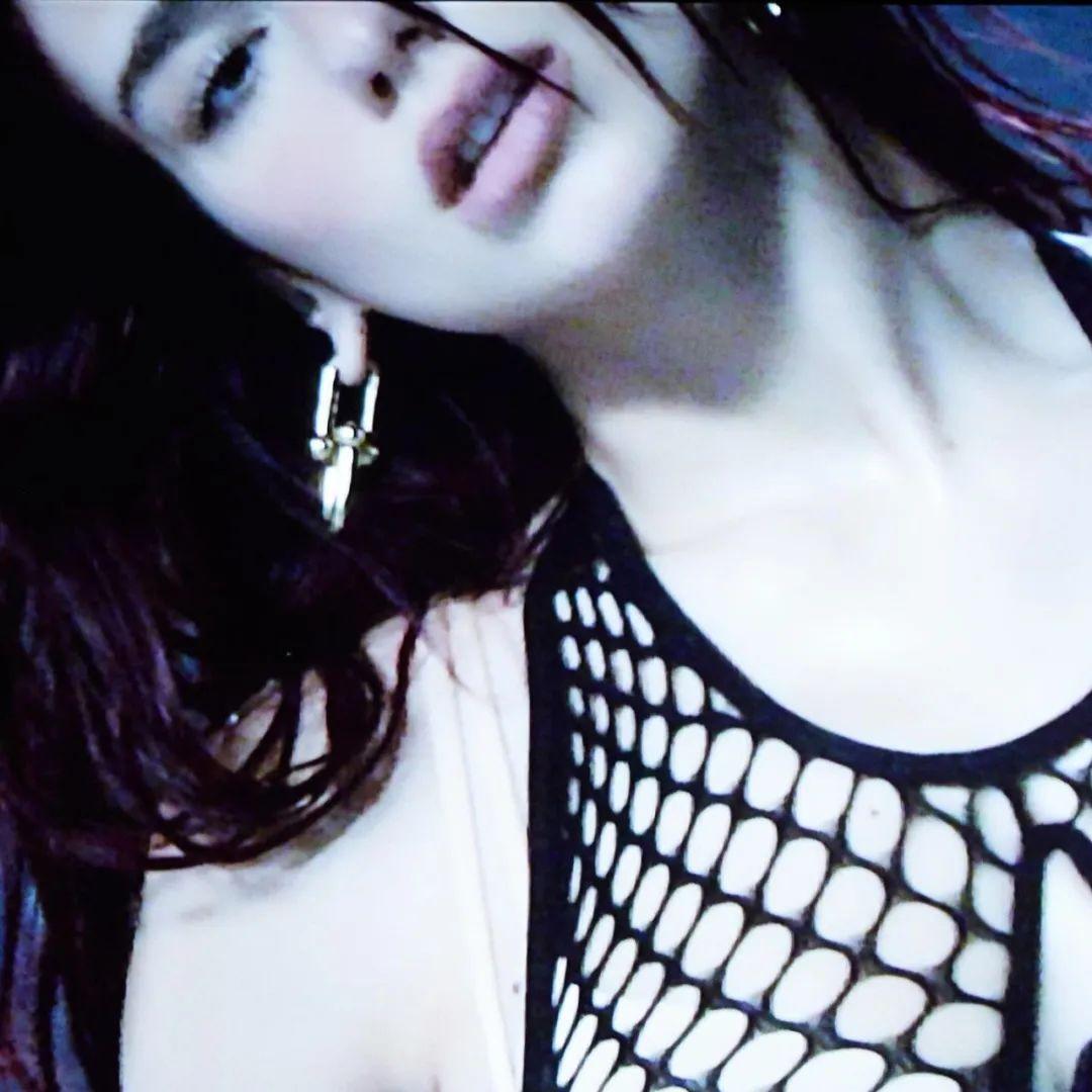 Dua Lipa，超越麦当娜的舞曲女王！
Dua Lipa 的音乐概念泛时代化，