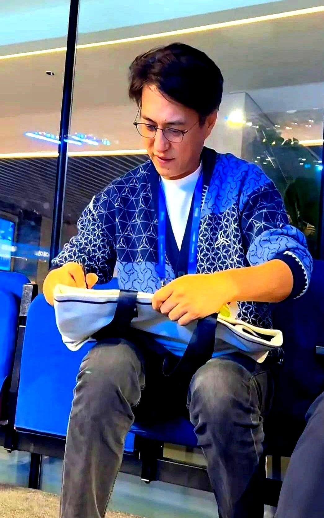 他不刷热搜，热搜追着他跑。
话剧三场票秒光，他闭关80天，练法语R音练到凌晨，导