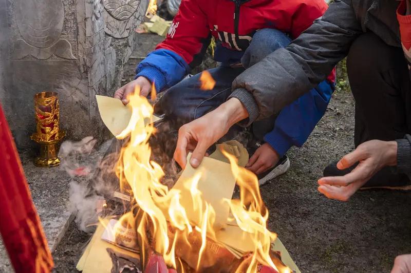 给已故的老人烧纸该不该取消？无论在城市还是农村，逢年过节给已故的老人烧纸，是一种