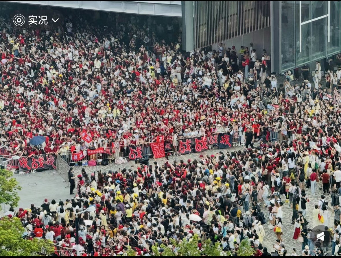 肖战香港登世趋肖战每一次出来的公开活动都会登上世趋，国际巨星就这样啦，肖战的人气