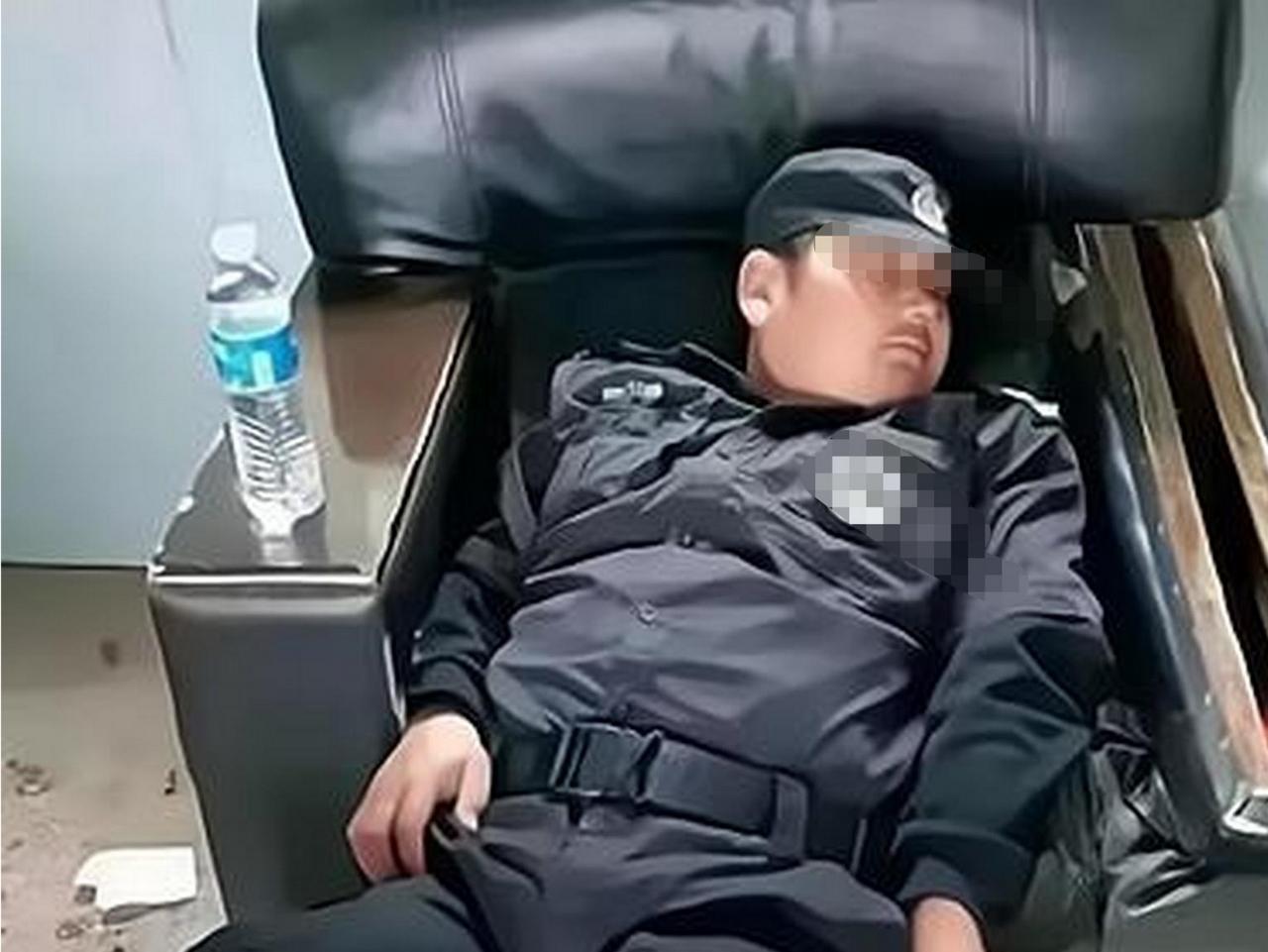 内蒙古，一73岁大妈，在儿子陪同下去银行取钱，她坐在L形沙发上休息，保安大白天，