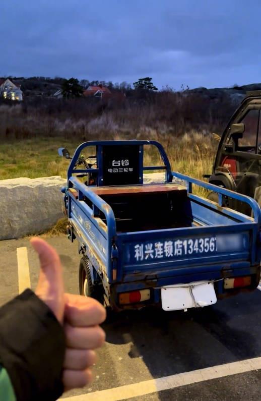 解释不清了！一男子去瑞典的一个小岛旅游，没想到路上打卡拍照时，突然看到一个“三蹦