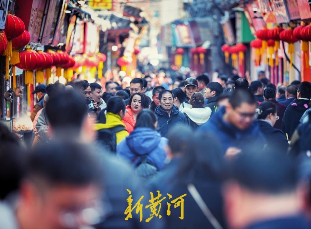 2月18日（农历大年初二），网红美食打卡地芙蓉街依然是游客们的最爱之一。窄窄的街