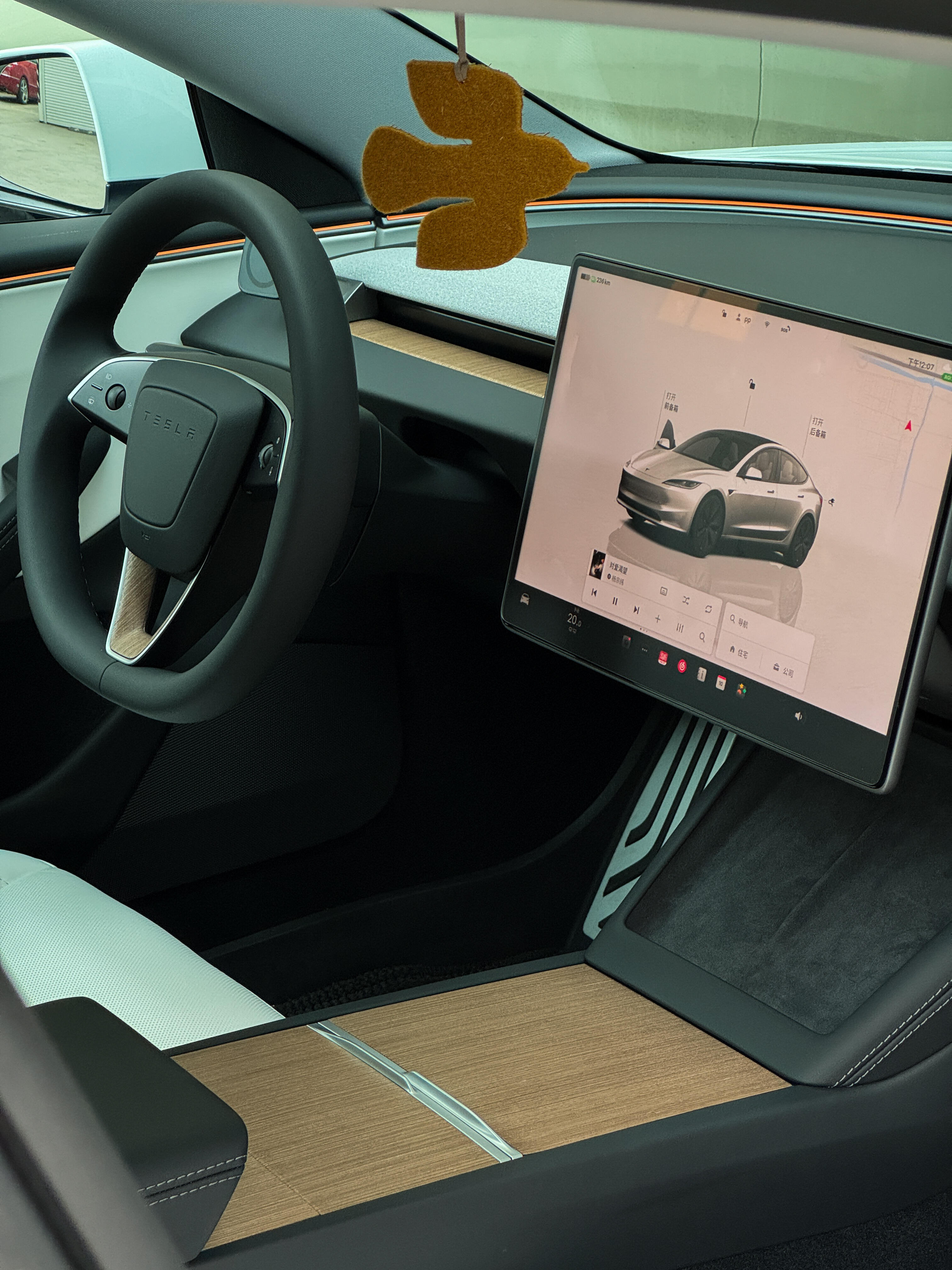 特斯拉 Model 3特斯拉Model 3是特斯拉旗下中型纯电轿车，主打家用代步