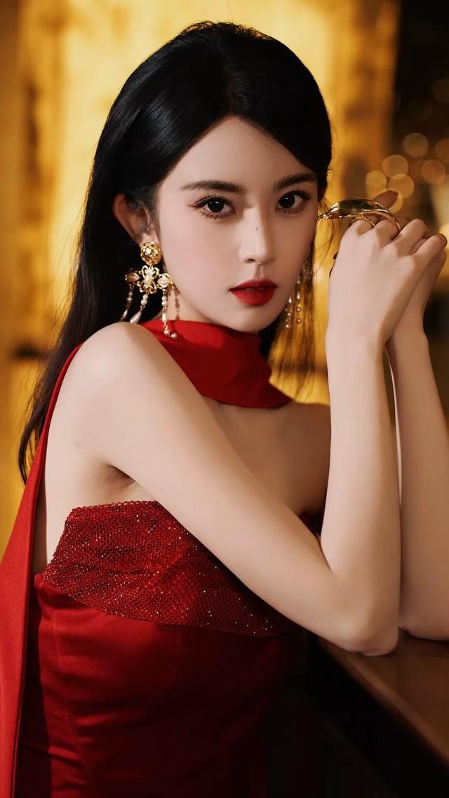 叶鑫鑫，艺名六金，浙江温州人，内地短剧女演员、美妆博主 。由网红转型演员，气质清