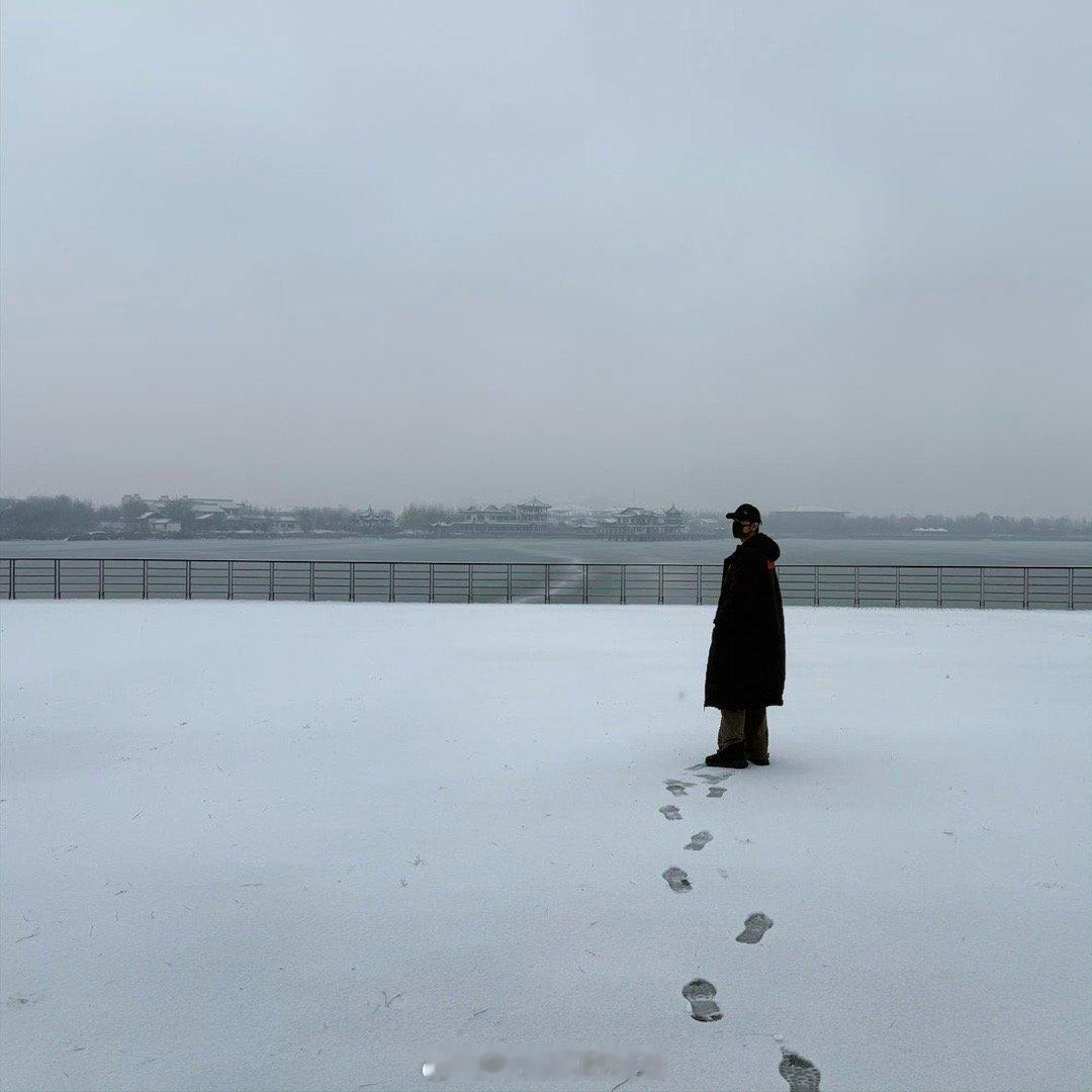 2025年肖战电影电视再次迎来全方位爆发，口碑破圈出圈！那么忙碌还那么帅，眼睛亮