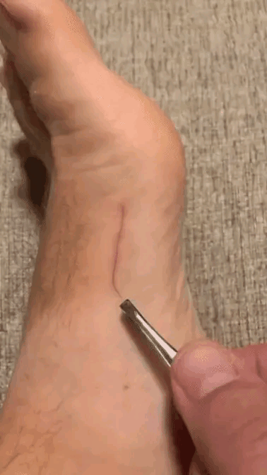 不由人头皮一紧，有一种很不得劲的感觉。