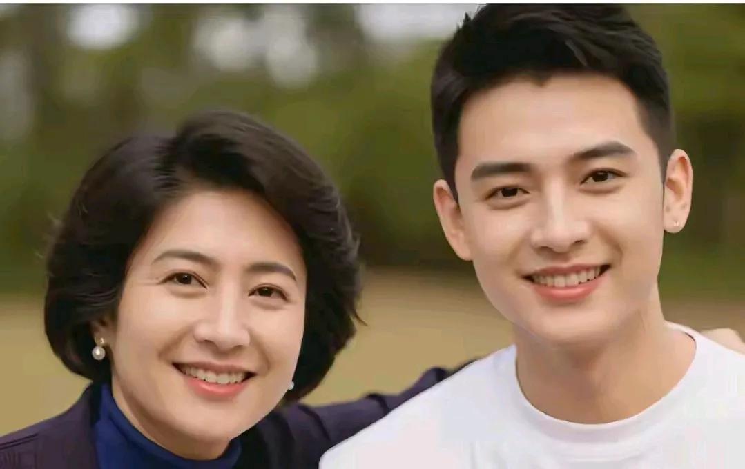 妈妈漂亮，儿子英俊帅气，儿子的颜值看妈妈这是有依据和道理的，这对母子儿子的颜值完
