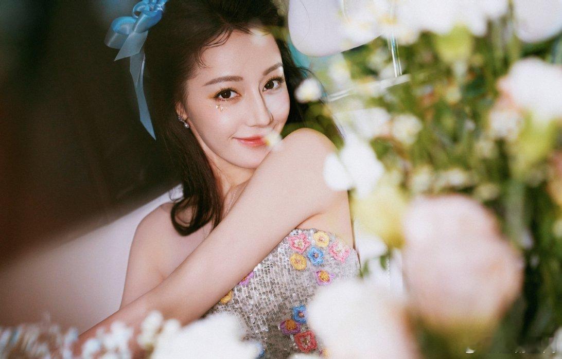 迪丽热巴花车上拍的写真，真的美翻了！#迪丽热巴[超话]# ​​​