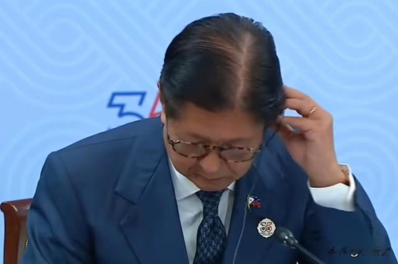 只想听英文报告，马科斯在喀山会议耍大牌，直接被普京怼，普京用英语告诫他: 戴好同
