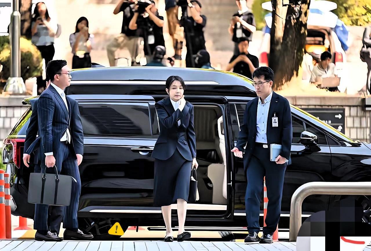 李在明还是放了金建希一马。
​当地时间1月28日下午，韩国法院对前总统第一夫人金