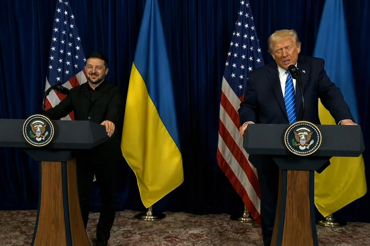 【泽连斯基的微笑火了，各方纷纷猜测背后含义】
12月28日，在美国佛罗里达州马阿