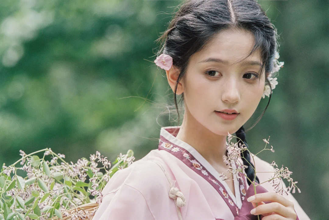 戴斗笠的少女