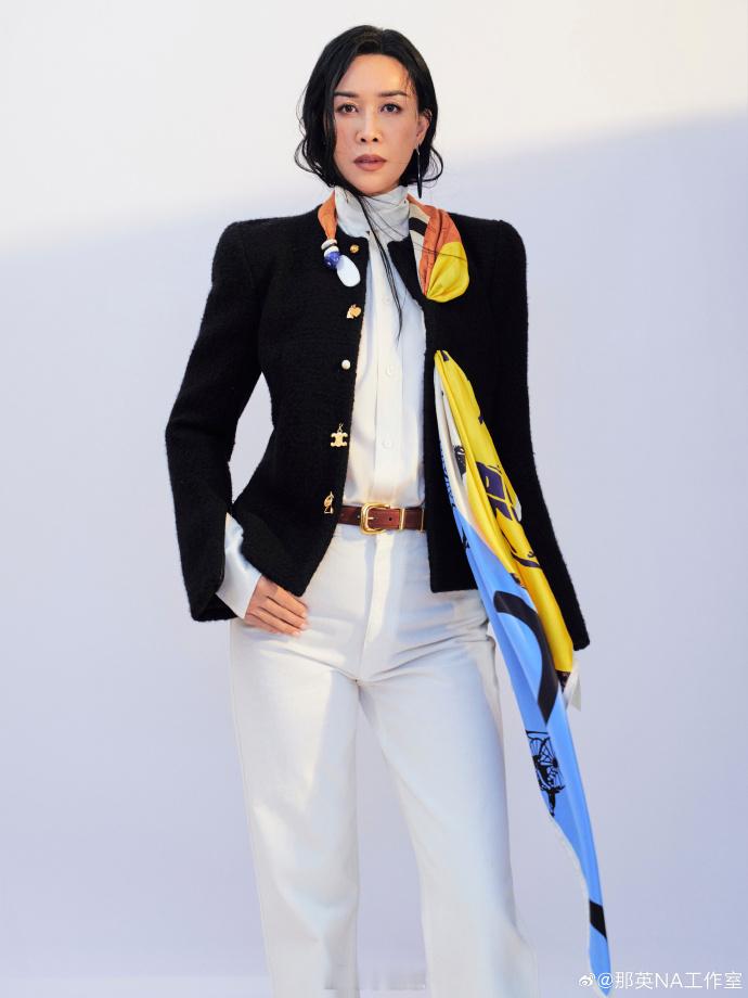 好想撩一下那英的头发好想撩一下那英的头发，那英头发被衣服压着，我隔着屏幕想帮她顺